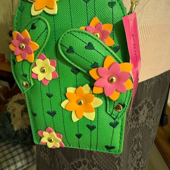 487-ATTT Betsey Johnson Cactus Heart Trim /3D Stud Flower/ Arms Move Crossbody - Picture 3 of 15